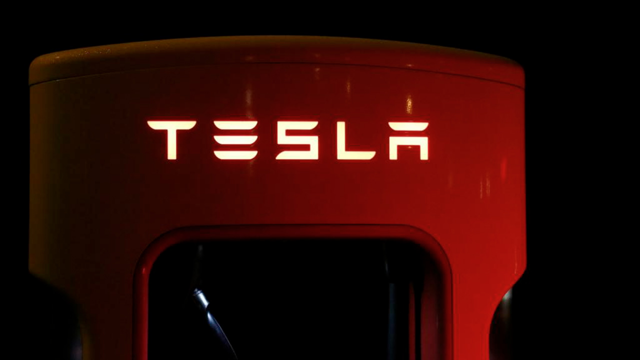 Tesla pronta a presentare i suoi camion elettrici con autonomia fino a 300 miglia 