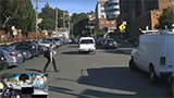 Una Chevrolet Bolt a guida autonoma che guida (come un uomo) a San Francisco