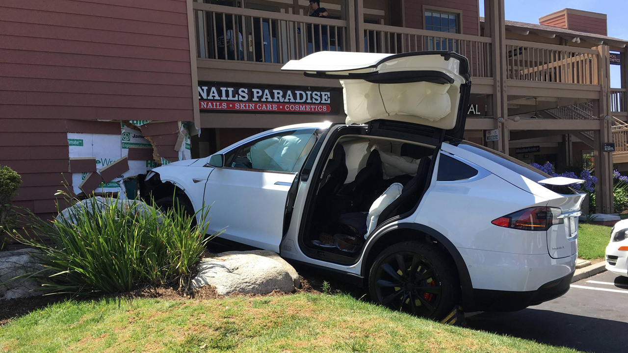 Incidente Tesla Model X: per l'azienda la causa è l'errore del conducente 