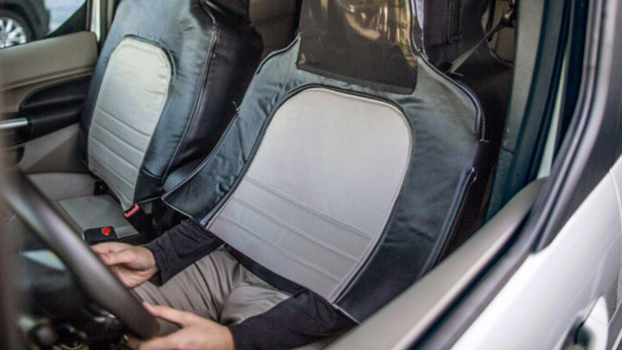 Come KITT di Supercar: dopo decenni un'altra persona si veste da sedile per simulare la guida autonoma
