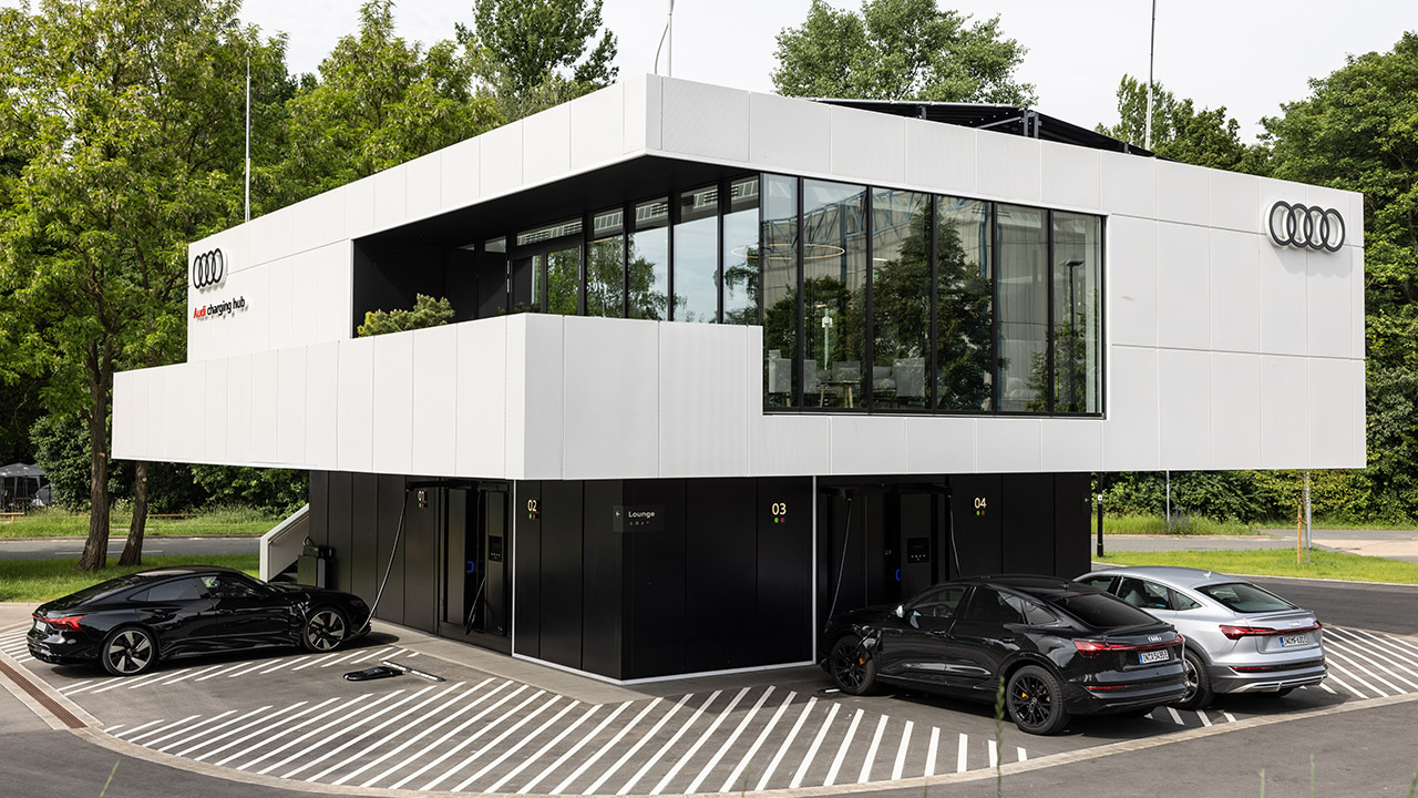 La stazione di servizio del futuro Audi Charging Hub è un successo, presto in arrivo nuovi siti