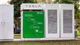 Altro geniale progetto di Tesla: in Australia ha installato la "batteria di vicinato"