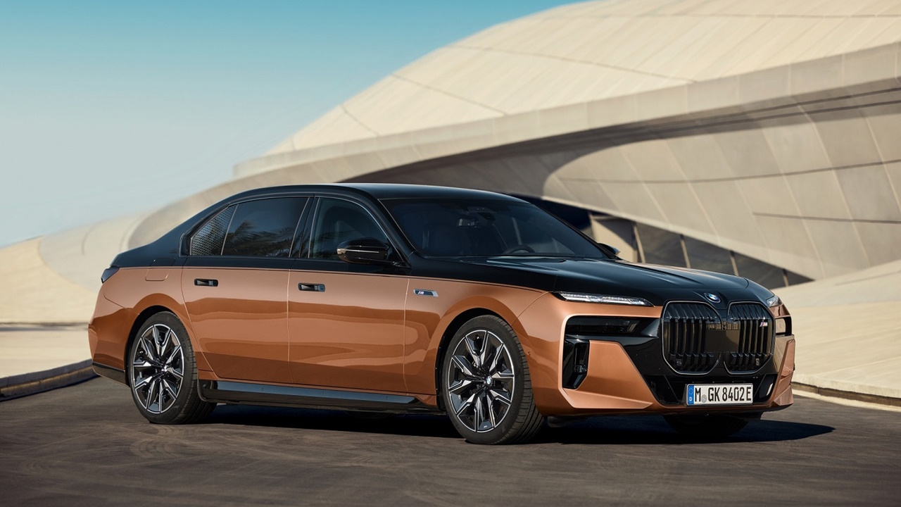 BMW svela ufficialmente la i7 M70: prestazioni da motorsport al vertice della gamma di lusso