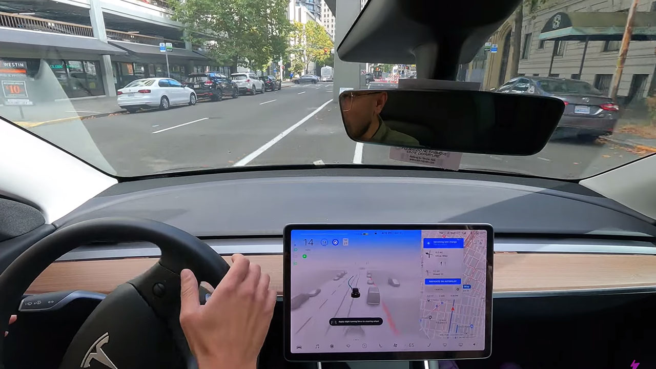 Tesla, guida autonoma Beta v10: non è "sbalorditiva" se cerca di schiantarsi contro una colonna