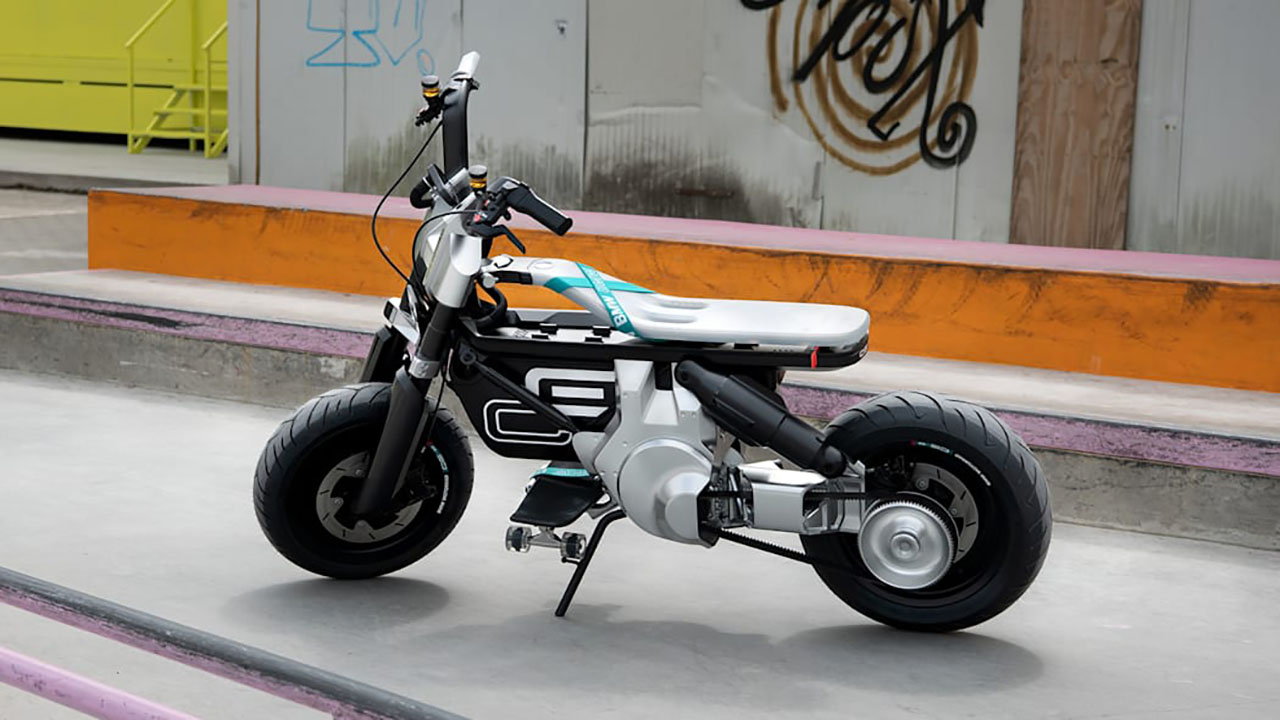 BMW Motorrad svela il concept CE02, ibrido tra moto elettrica e scooter