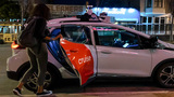 Guida autonoma: i robot-taxi causano falsi allarmi al 911 e la California pone dei limiti   