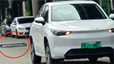 Un'auto elettrica cinese con battery swap ha perso la batteria in marcia