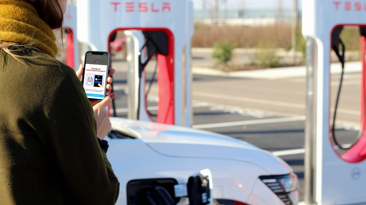 Tesla Supercharger aperti a tutti, ora anche in roaming con Chargemap