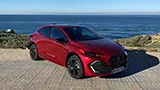 Nuova Renault Clio, primo test: ottimo full hybrid, bella dentro e fuori | Video