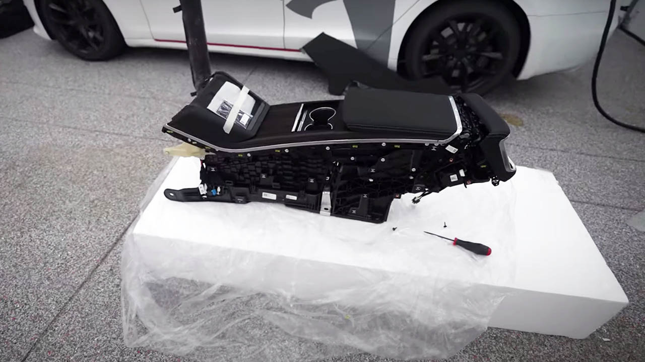 Ecco la nuova console centrale di Tesla Model S Plaid. Si può montare nelle vecchie auto?