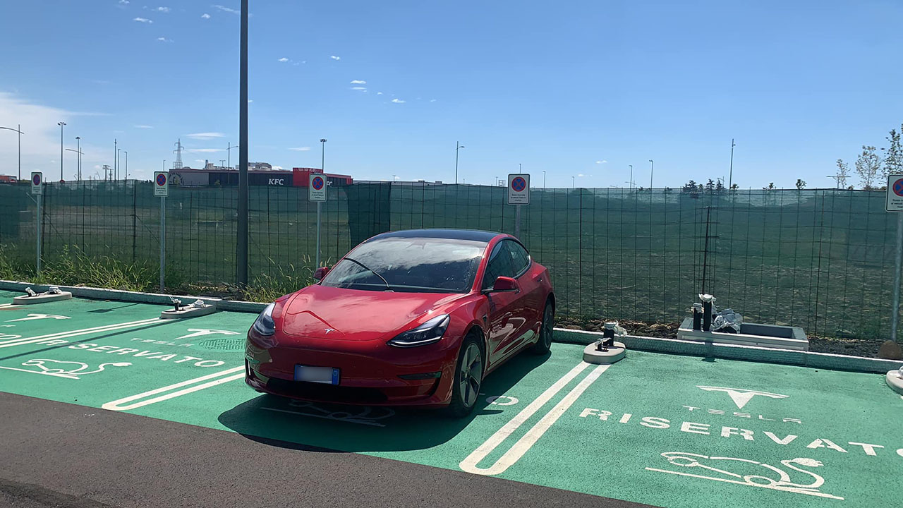 Tesla Supercharger: lavori in corso a Dalmine, e ci saranno colonnine per tutti