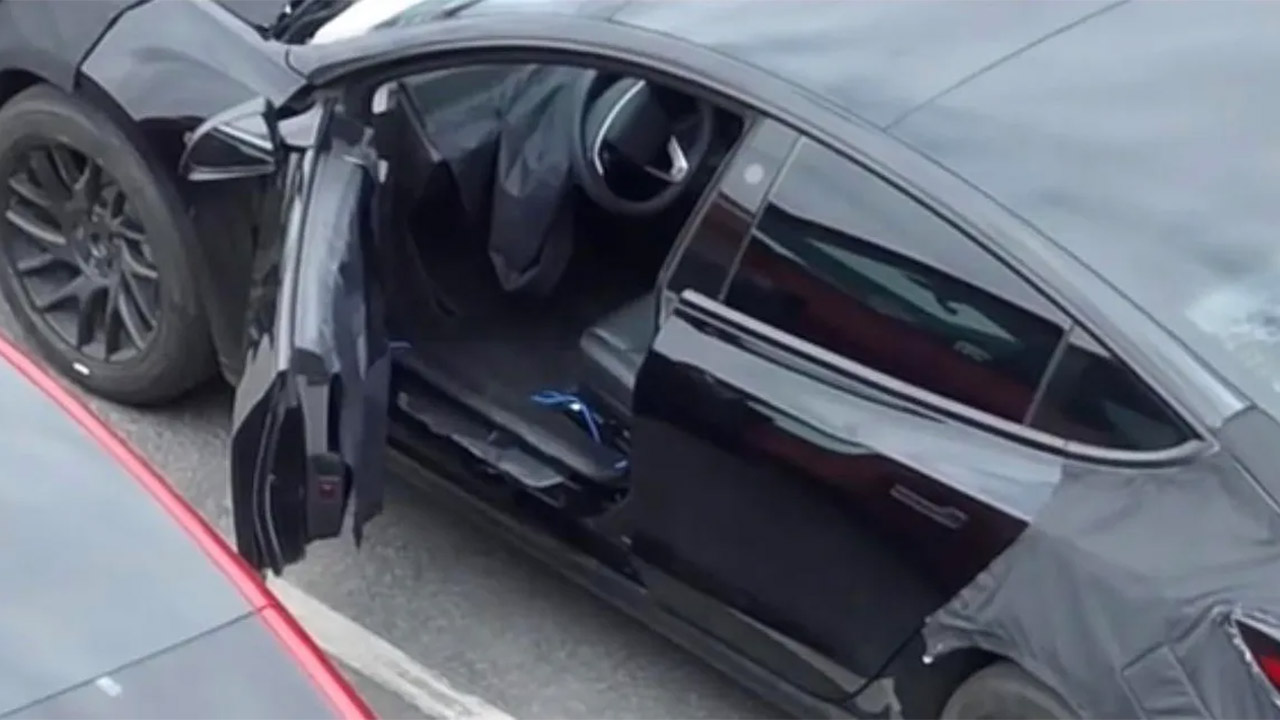 Tesla Model 3 restyle, altre immagini mostrano un nuovo volante