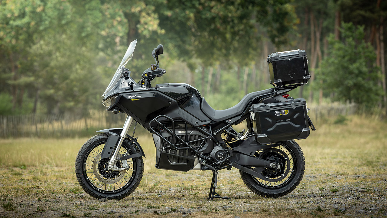 Zero Motorcycles alla Design Week 2024, naviglio illuminato e moto elettriche in prova