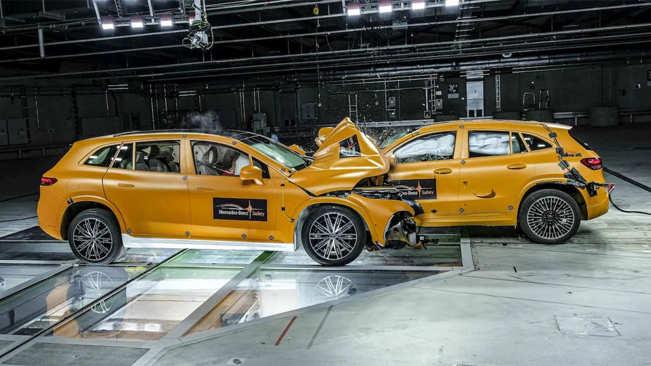 Elettrica contro elettrica: il crash test di Mercedes per dimostrare la sicurezza delle sue auto