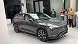 Volvo EX60 dal vivo: spazio a volont&agrave;, fino a 810 km di autonomia, prezzi anche della Cross Country