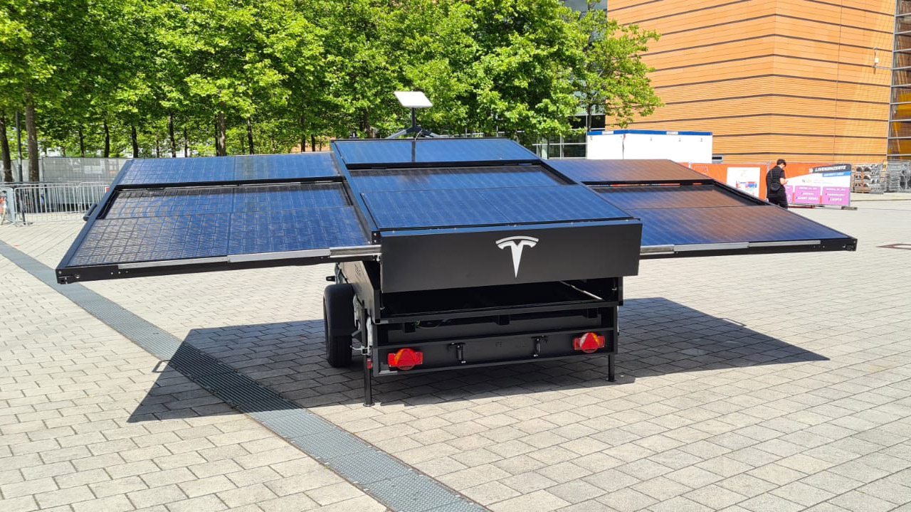Sorpresa Tesla: svela un rimorchio range extender fotovoltaico con connessione Starlink