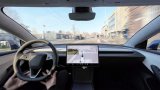 Una Tesla Model 3 sfonda una casa e uccide una donna: indaga il governo USA