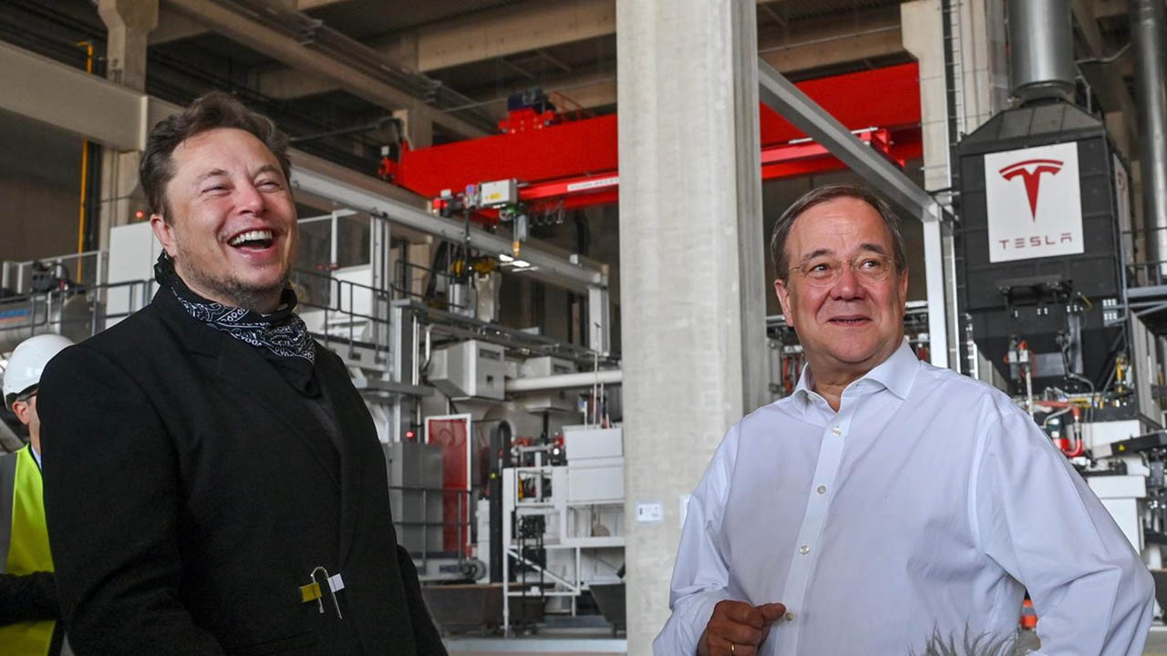 Elon Musk rilancia: a ottobre fiera e visita della fabbrica di Berlino. Intanto deride i giornalisti