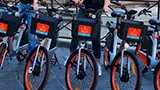 Firenze lotta con il parcheggio selvaggio di e-bike e monopattini in sharing: i turisti se ne fregano delle multe
