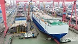 Cina, salpata la nave da trasporto pi&ugrave; grande del mondo: 10.800 auto in 14 piani