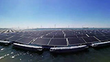 È attivo il parco fotovoltaico galleggiante più grande del mondo: ci sono anche turbine eoliche e accumulo