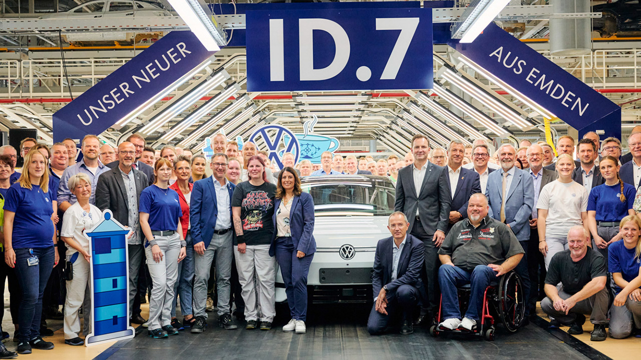 Volkswagen inizia la produzione della ID.7 a Emden (con qualche settimana di ritardo)