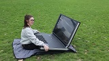 Un laptop (se così si può dire) da 43 pollici, la folle idea di un duo di youtuber