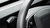 Tesla cede alla pressione dei clienti: disponibile all'acquisto la leva degli indicatori di direzione