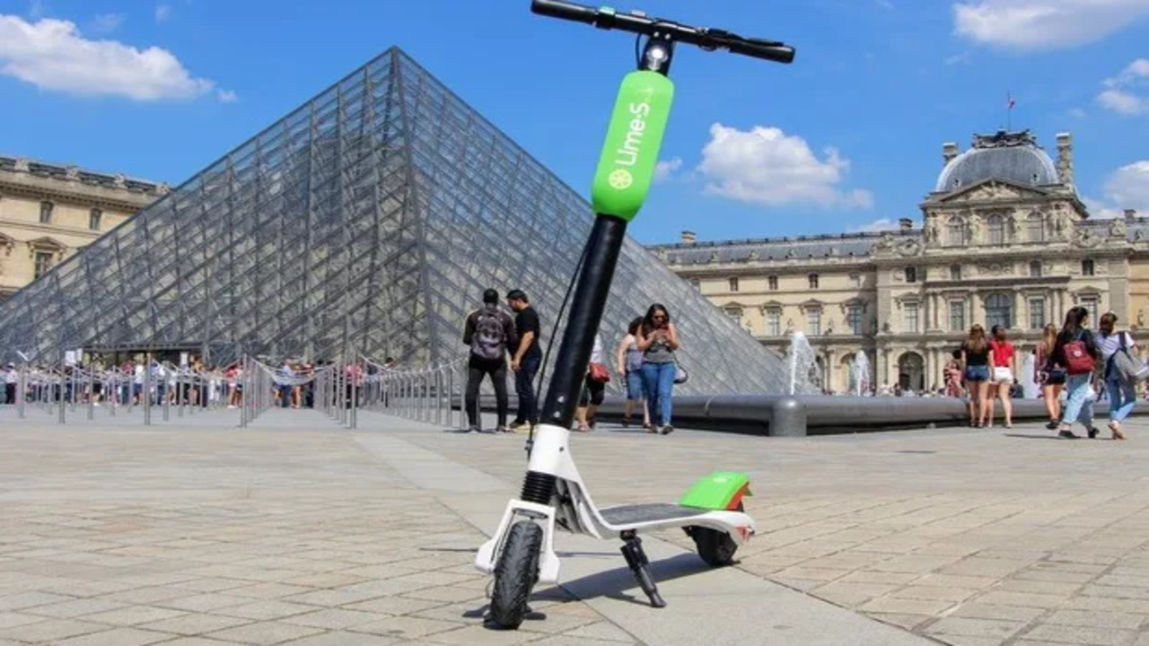 Mobilità elettrica: Parigi vuole vietare i monopattini