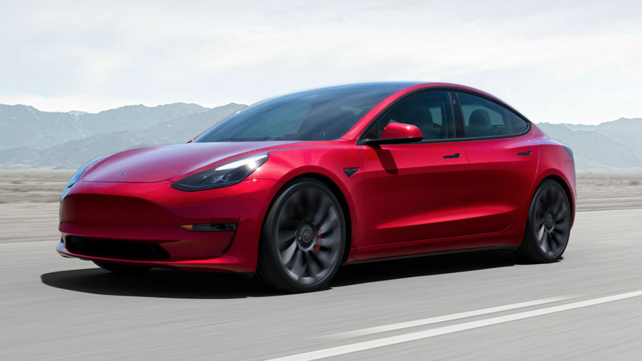 Tesla lancia a sorpresa una Model 3 RWD Long Range