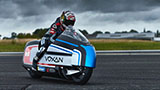 Max Biaggi (con la sua moto elettrica) batte sé stesso: 19 nuovi record del mondo, con velocità fino a 450 km/h