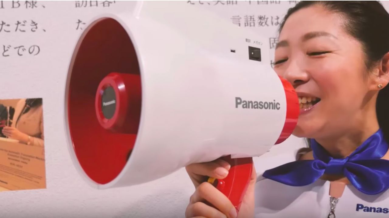 Panasonic presenta il megafono che traduce in simultanea