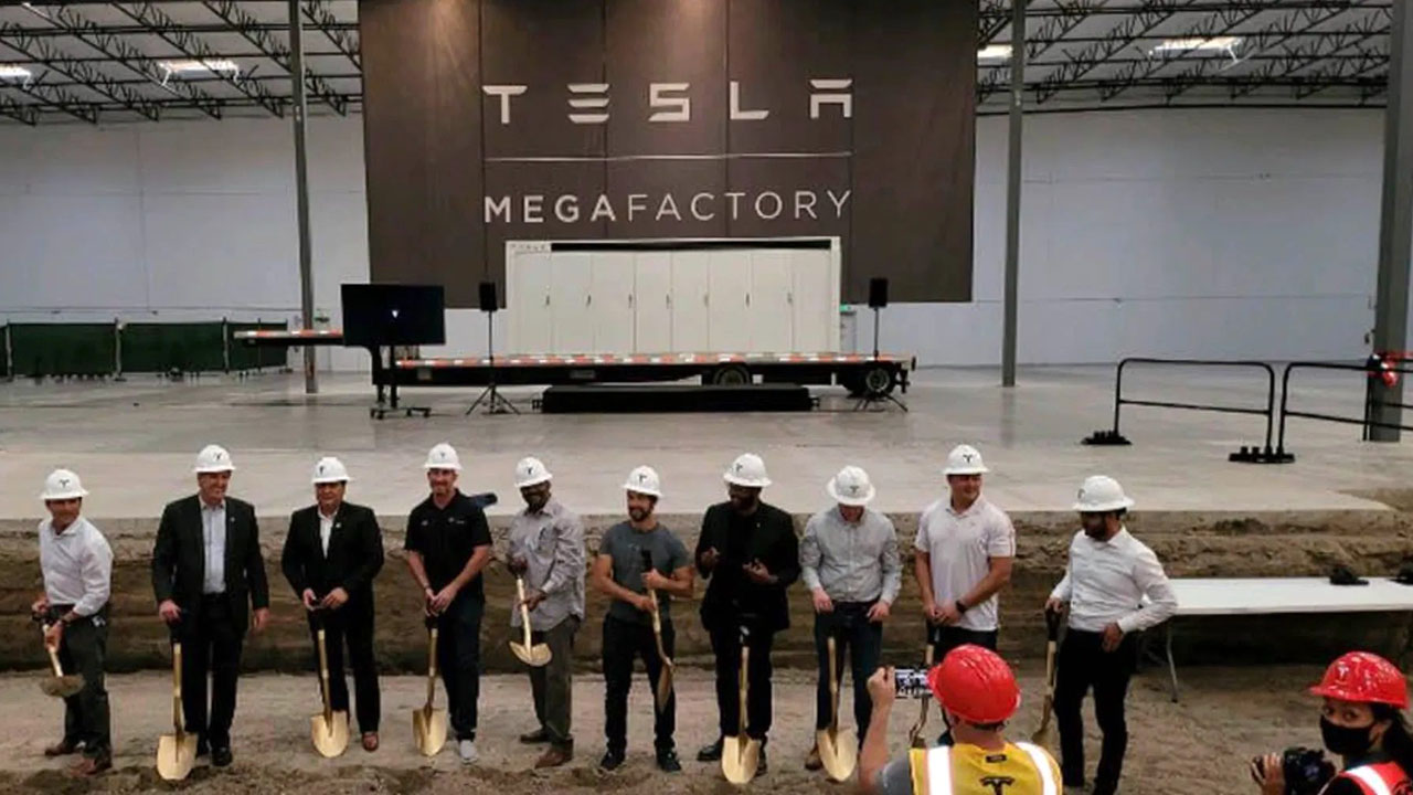 Tesla presenta a sorpresa la prima Megafactory: lavori già iniziati in California