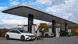 Mercedes apre il primo hub di ricarica europeo. Colonnine italiane ancora protagoniste