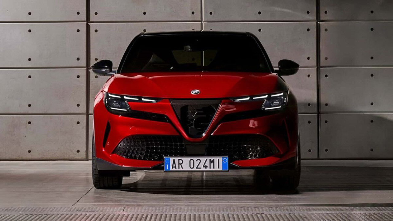 Alfa Romeo, il CEO avverte i politici: altro che i nomi delle auto, il problema è l'invasione cinese