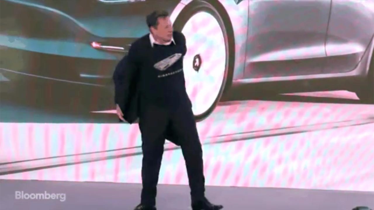 Elon Musk ''indemoniato'': balla come Steve Ballmer alla presentazione delle Tesla cinesi. Ecco il video