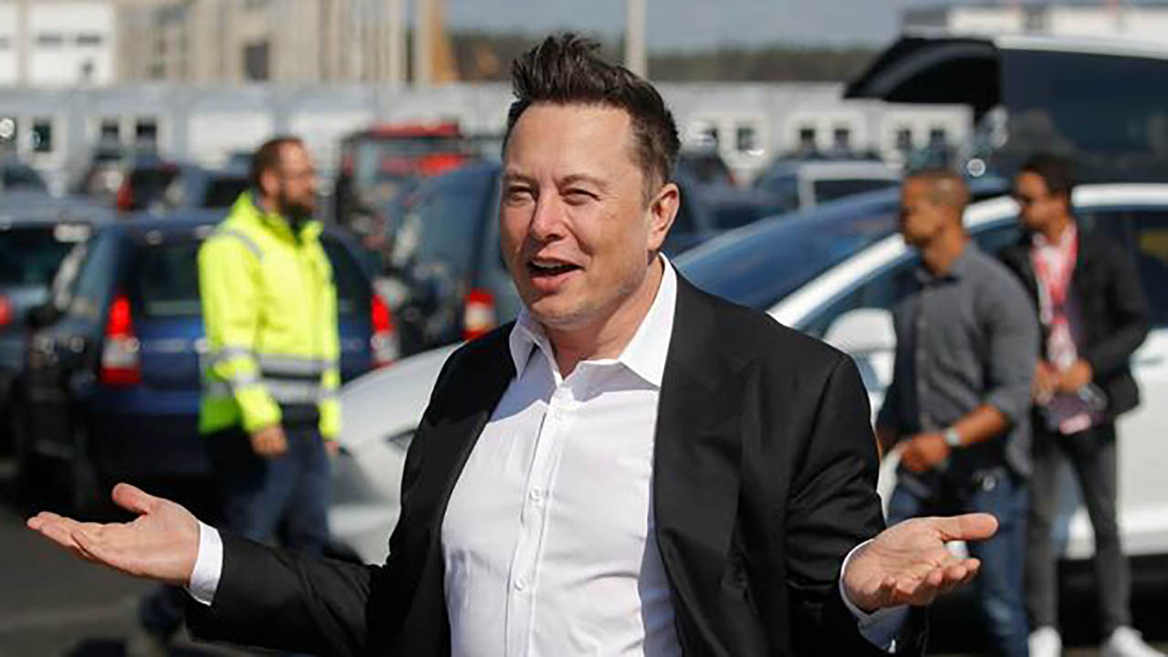 Elon Musk a Berlino: "a ottobre partiamo", ma forse ha parlato con il politico sbagliato