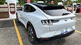 Ford, annuncio inaspettato: i suoi veicoli elettrici avranno la presa Supercharger americana di Tesla