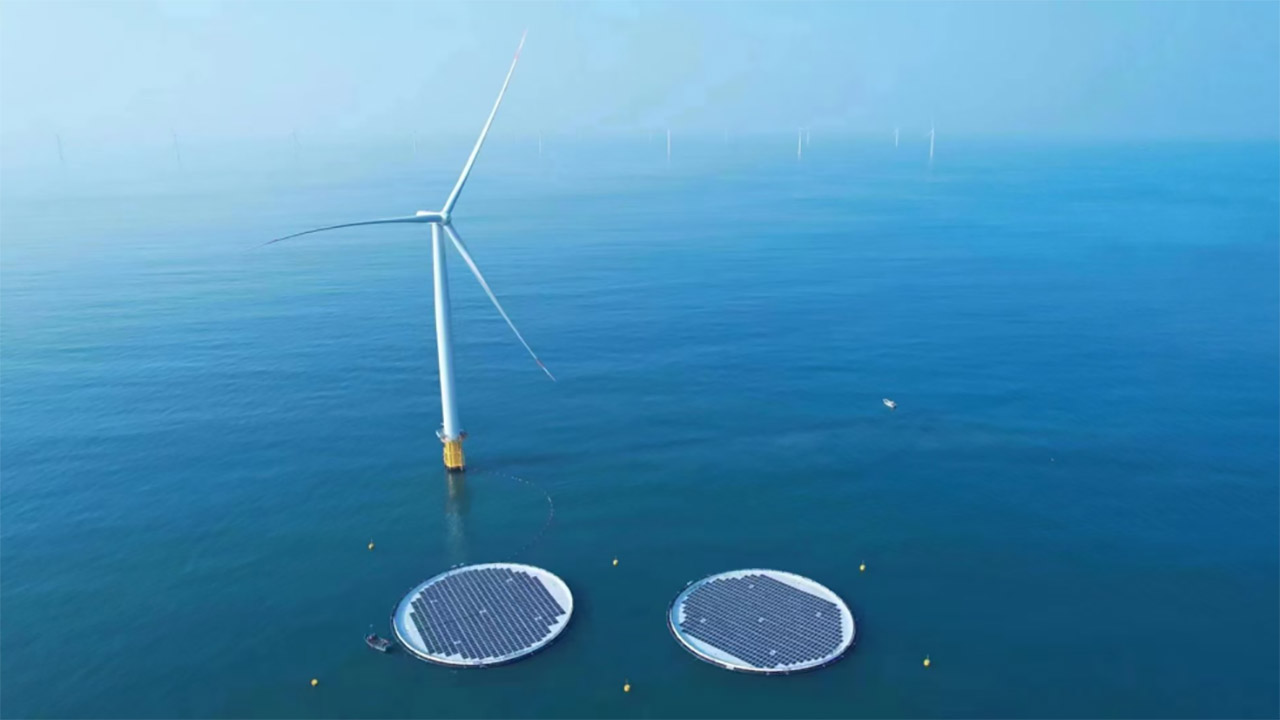 È attivo il primo impianto eolico offshore con fotovoltaico galleggiante