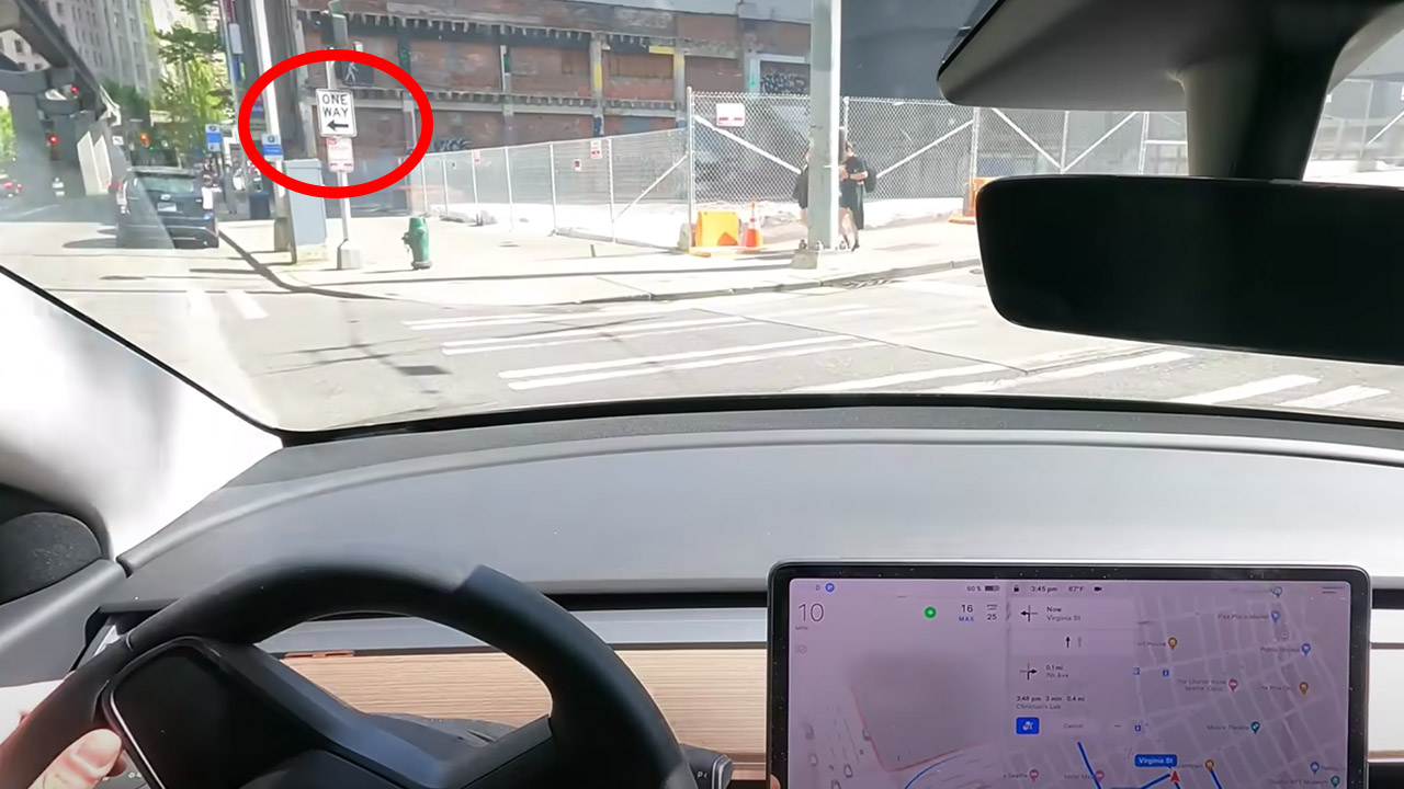 La guida autonoma di Tesla ancora sotto accusa: impazzisce e svolta contromano 
