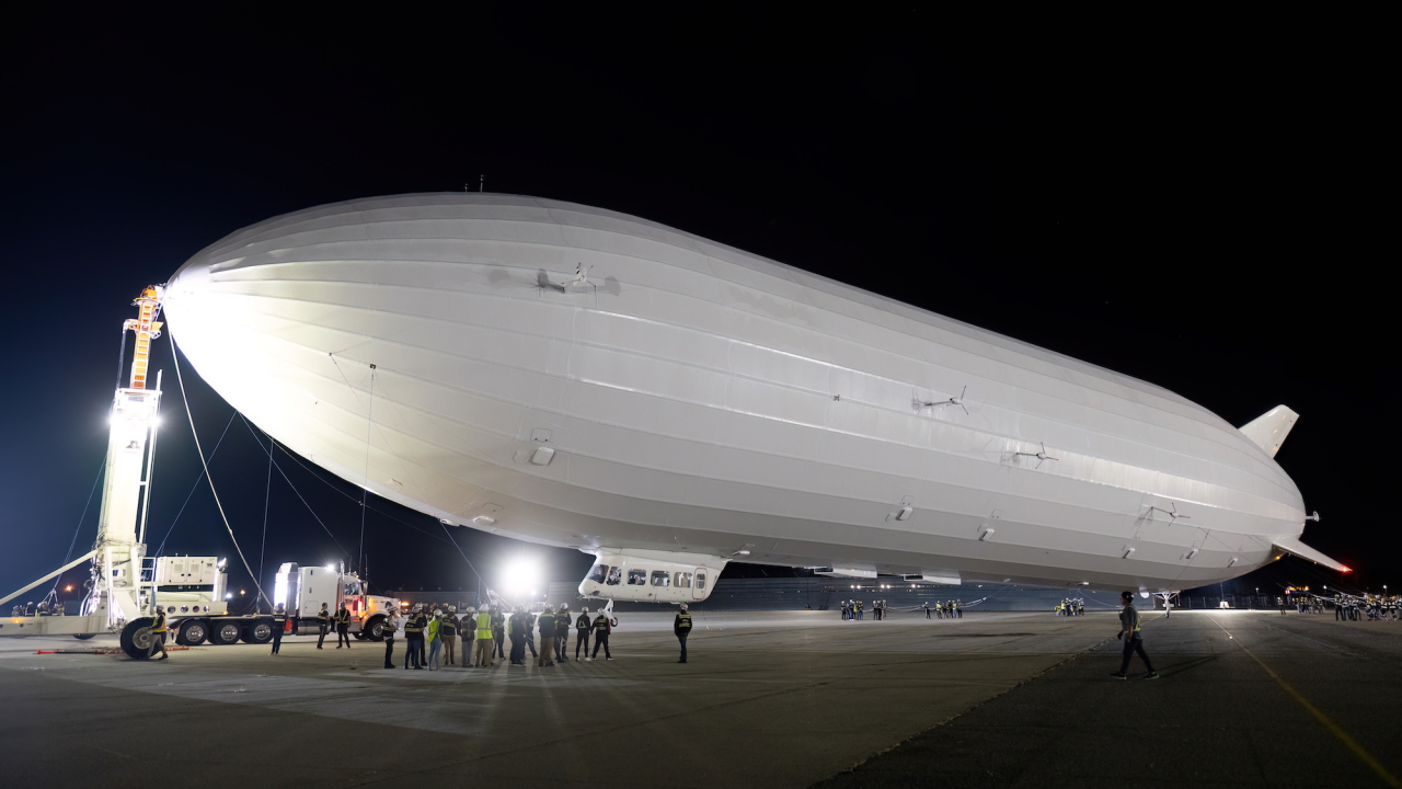 Il dirigibile più grande al mondo fa il suo debutto: test in California per una nuova era di trasporto aereo a zero emissioni
