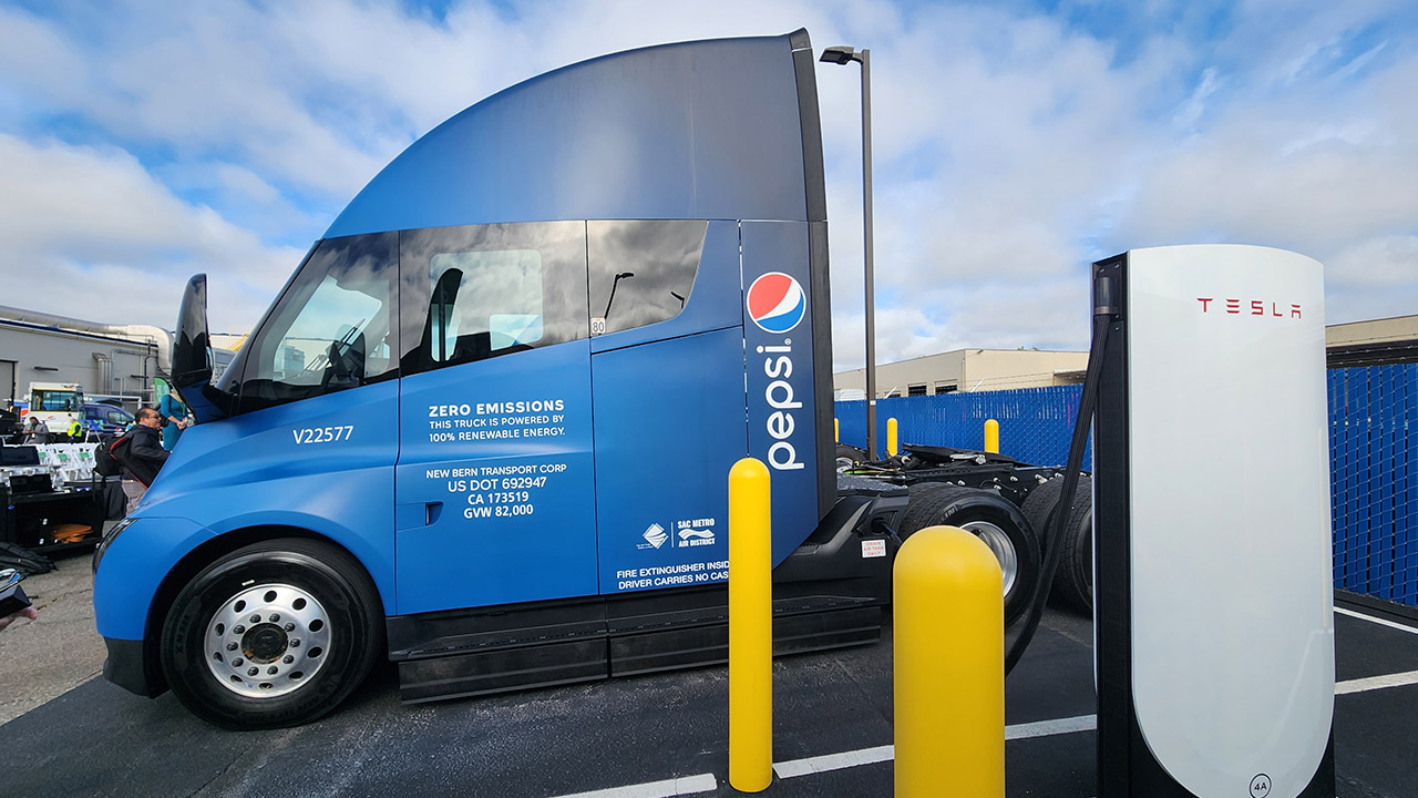 Pepsi riceve un'altra flotta di camion Tesla Semi. Costano 250.000 dollari ciascuno