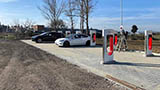 Quasi pronto il Tesla Supercharger di Perugia. Gli stalli perpendicolari anticipano l'apertura a tutti?