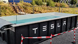 Tesla Supercharger senza limiti: alla super stazione arriva anche la piscina