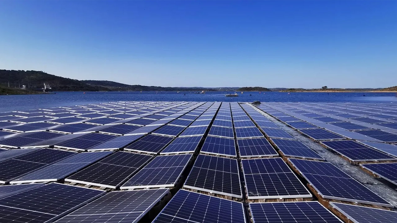 Fotovoltaico galleggiante insieme a diga e bacino idrico, la soluzione geniale in Portogallo