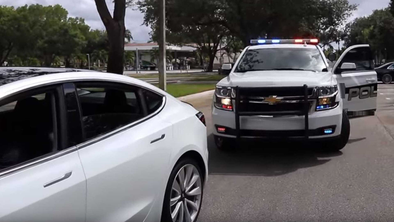 Autopilot ora riconosce i lampeggianti dei veicoli di intervento. Fine della diatriba tra Tesla e l'NHTSA?