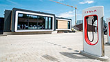 Basta stazioni di ricarica isolate: ai Tesla Supercharger arrivano i cubi con cibo, videogiochi e comodità