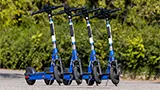 Rimini si gode il successo estivo di monopattini e e-bike sharing: mezzo milione di corse
