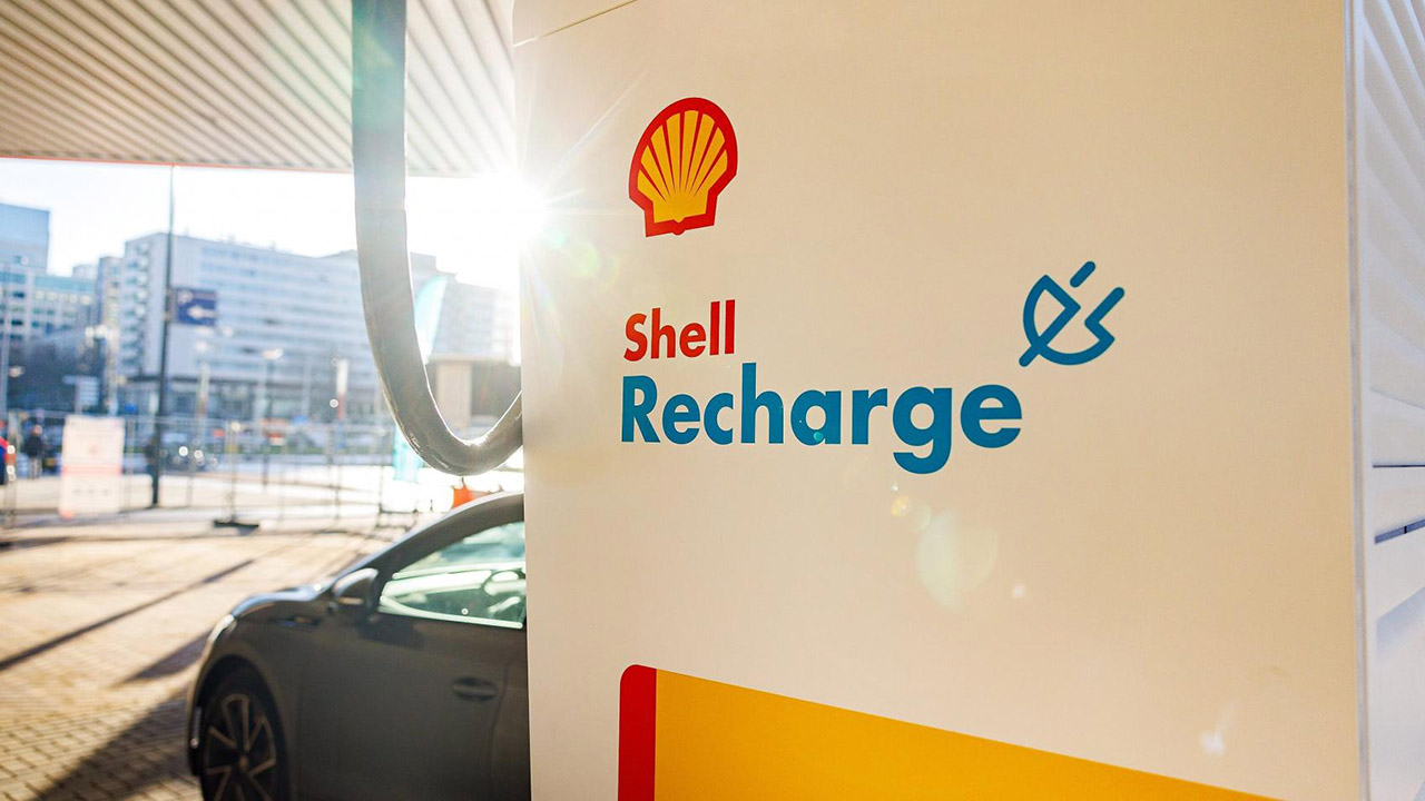 Vietati degli spot Shell su rinnovabili e ricarica: "nasconde la parte sui combustibili fossili"