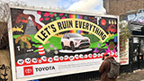 Gli attivisti giocano pesante: centinaia di manifesti pubblicitari contro Toyota e BMW